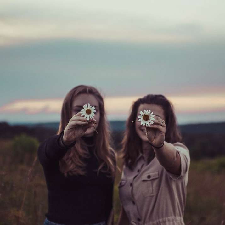 花を持っている2人の女性 スライディングパズル・オンライン