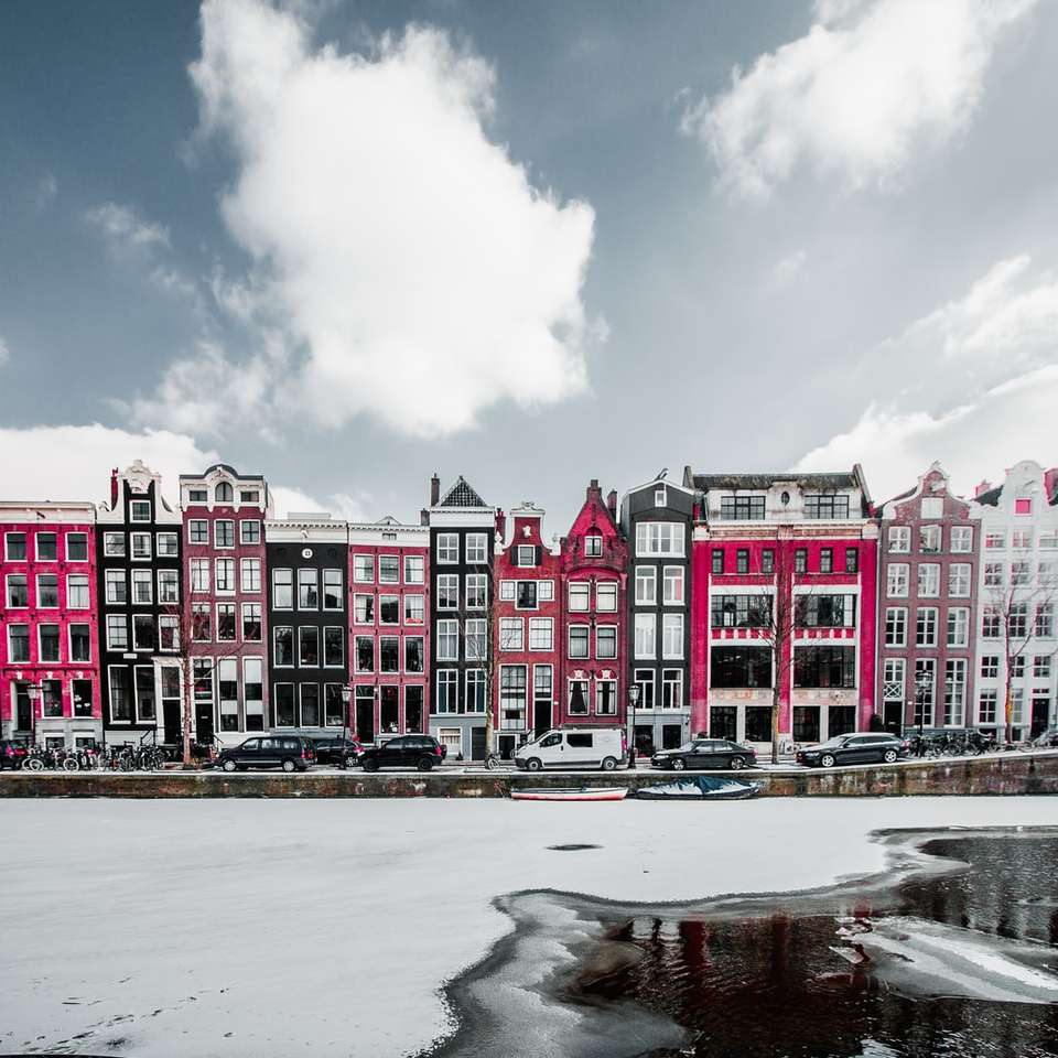 рожеві, білі, чорні та фіолетові будівлі розсувний пазл онлайн