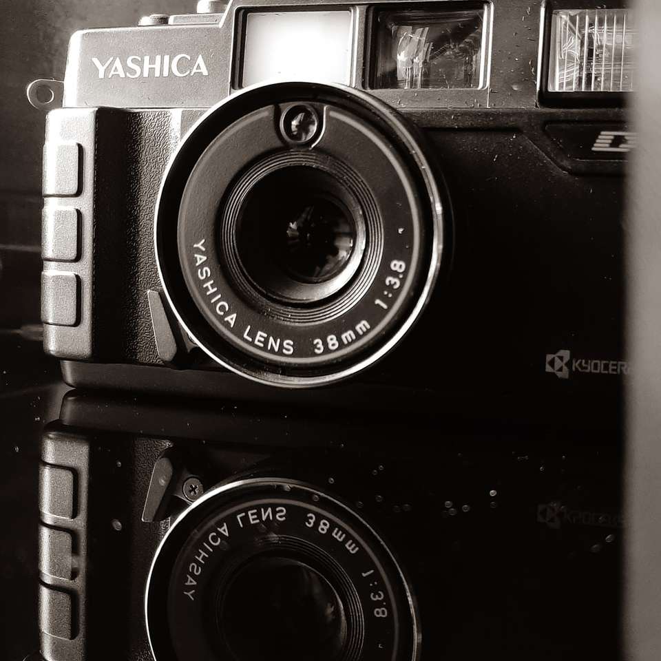 zwarte en zilveren camera op wit oppervlak schuifpuzzel online