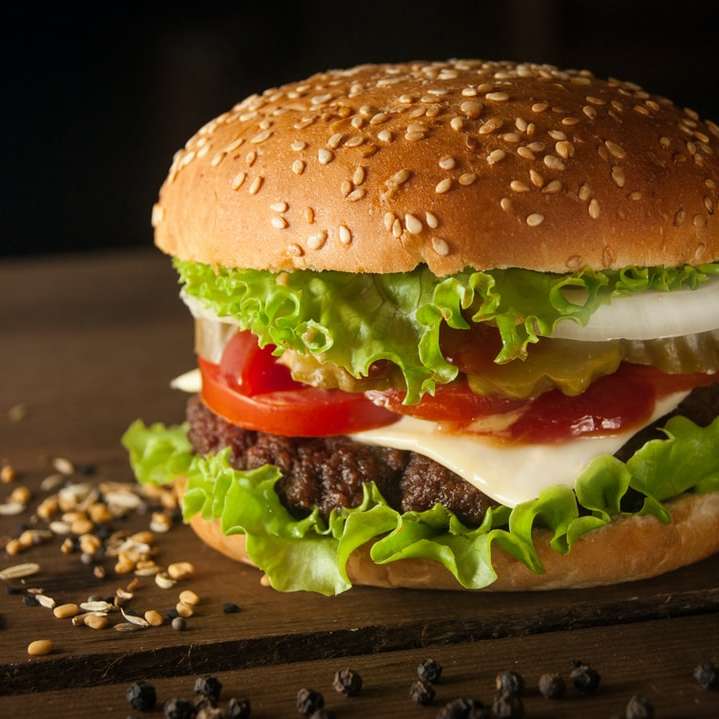 hambúrguer de carne e queijo rodeado de sementes de gergelim puzzle deslizante online