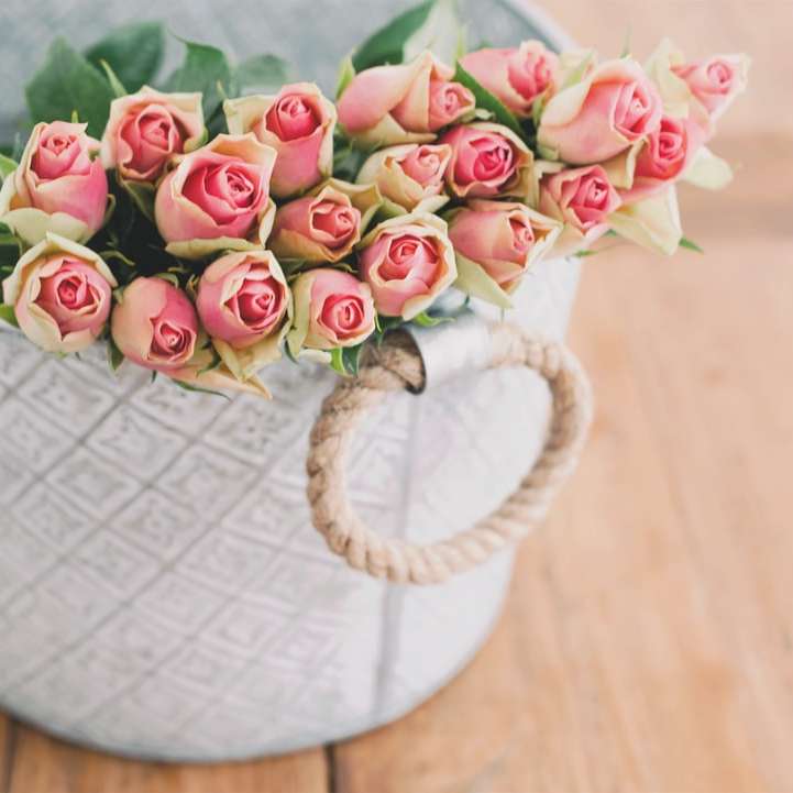 Photographie de mise au point peu profonde du bouquet de fleur rose puzzle en ligne