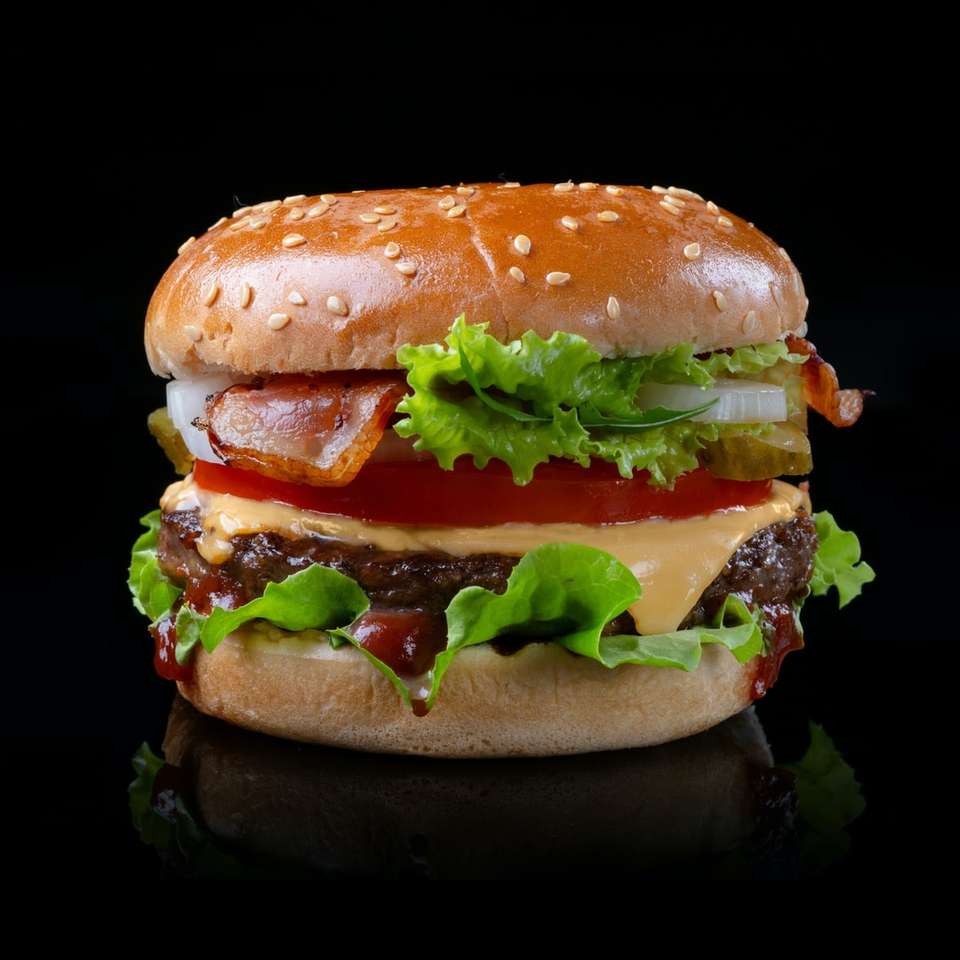 burger s hlávkovým salátem a rajčaty online puzzle