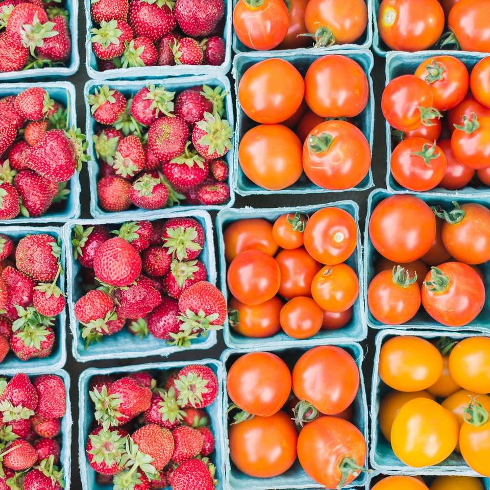 fotografia plana leiga de morangos e tomates puzzle deslizante online