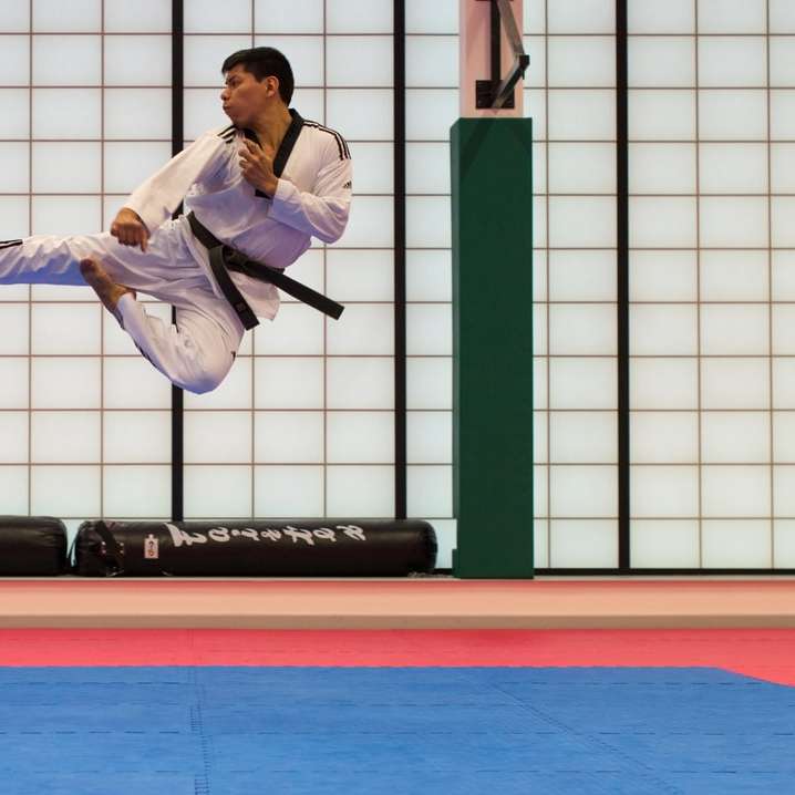 man doet karate-stunts op sportschool online puzzel