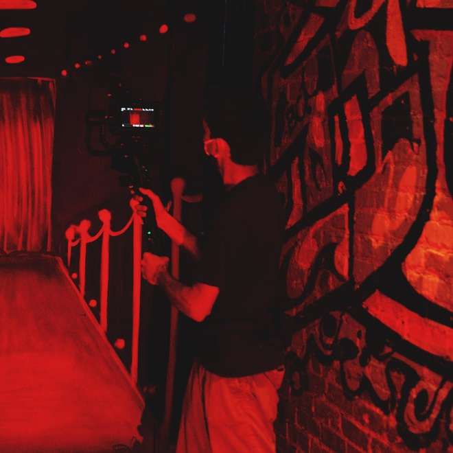 man in rood shirt met camera schuifpuzzel online