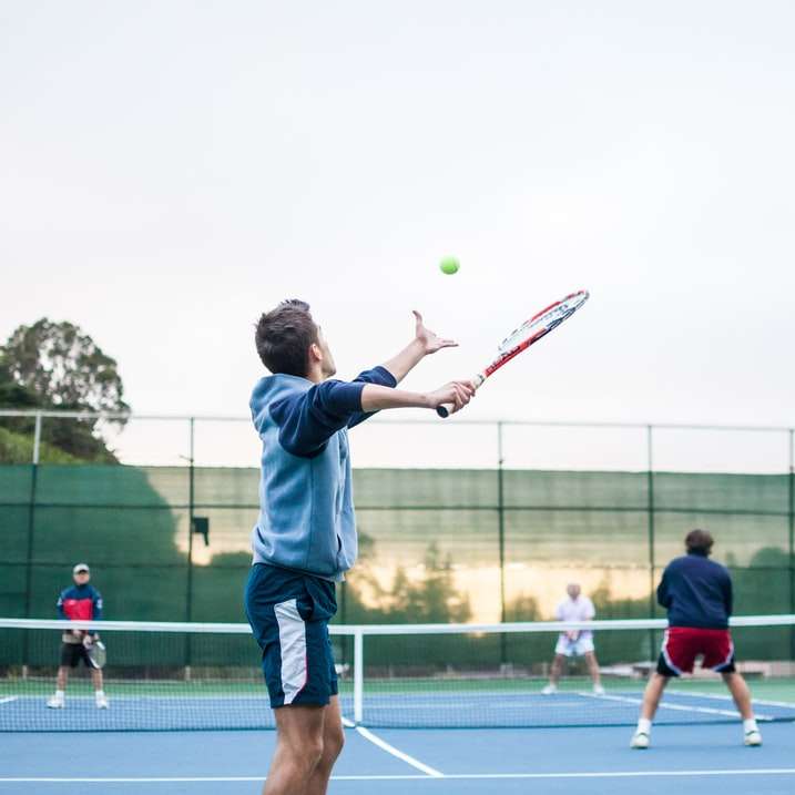 τέσσερις άνδρες που παίζουν διπλό τένις κατά τη διάρκεια της ημέρας συρόμενο παζλ online