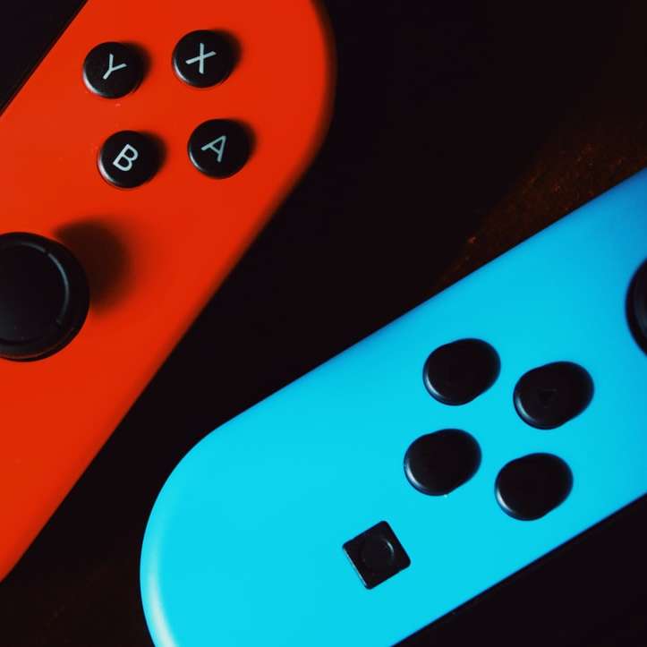 Nintendo Switch op zwart oppervlak online puzzel