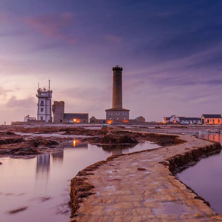 wieża latarni morskiej w pobliżu akwenu puzzle przesuwne online
