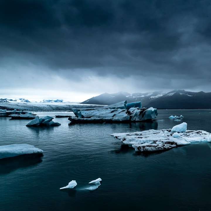 gletsjer in de buurt van water schuifpuzzel online
