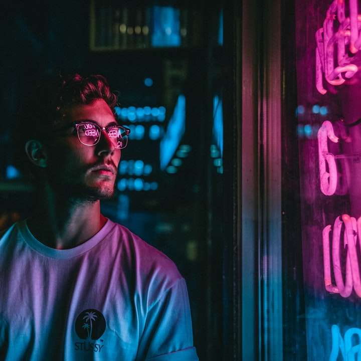muž při pohledu na skleněné průčelí okenní tabule během noci online puzzle