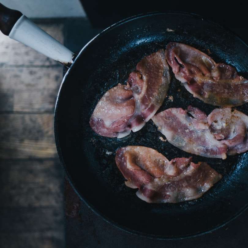 bacon ovanpå en svart gjutjärnspanna glidande pussel online
