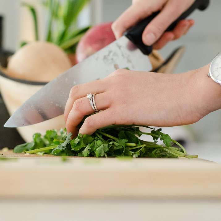 personne coupant des légumes avec un couteau puzzle coulissant en ligne