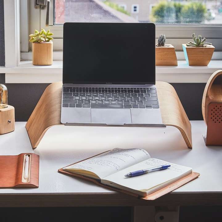 zwarte en zilveren laptop op bruin houten rek schuifpuzzel online