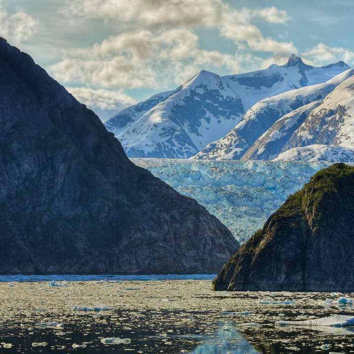 Fotografie des Berges in der Nähe von Gewässern Online-Puzzle