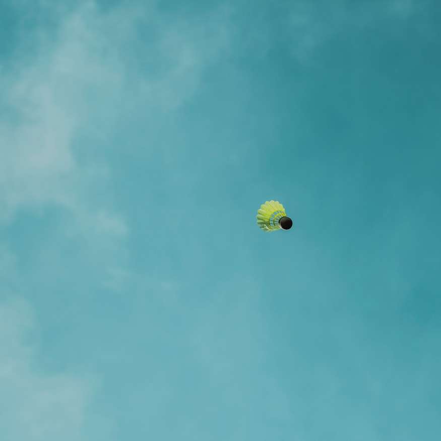 żółty balon na błękitnym niebie puzzle online