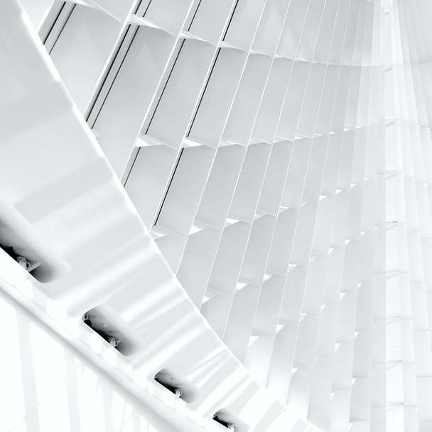 白い建築のローアングル写真 スライディングパズル・オンライン