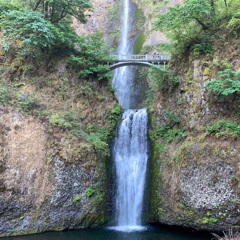 водопады между коричневой и зеленой скальной горой онлайн-пазл