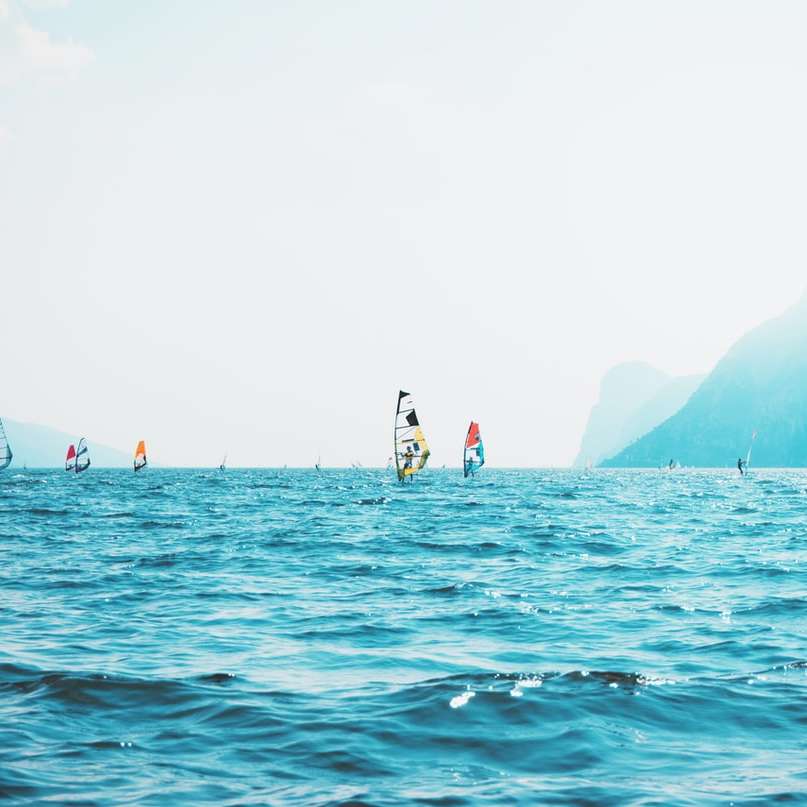 windsurfaři na vodní ploše posuvné puzzle online