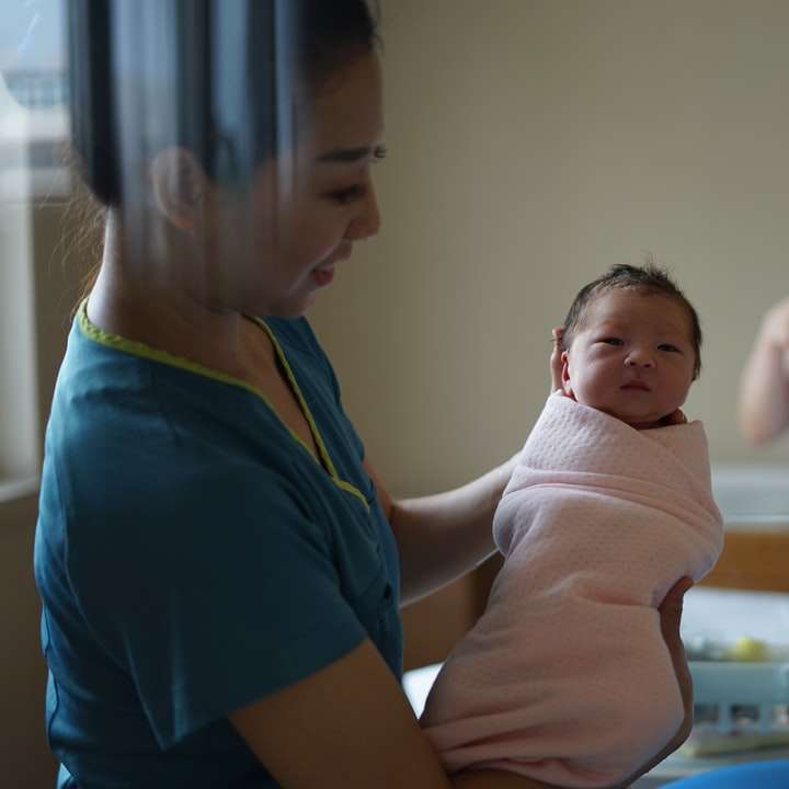 生まれたばかりの赤ちゃんを運ぶ女性 スライディングパズル・オンライン