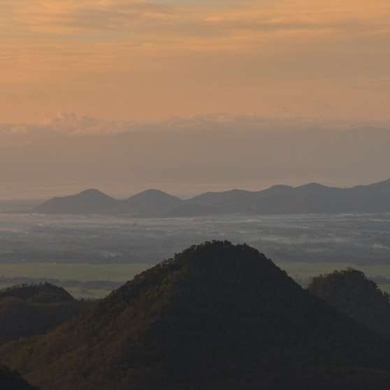 silhuett av berg under solnedgången glidande pussel online