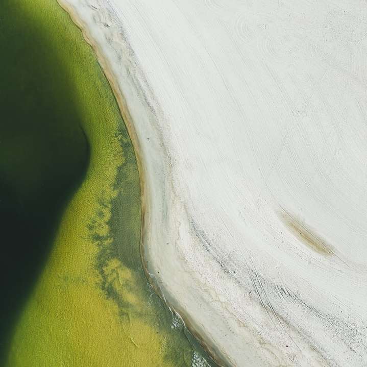 Flygfoto över grön sjö glidande pussel online