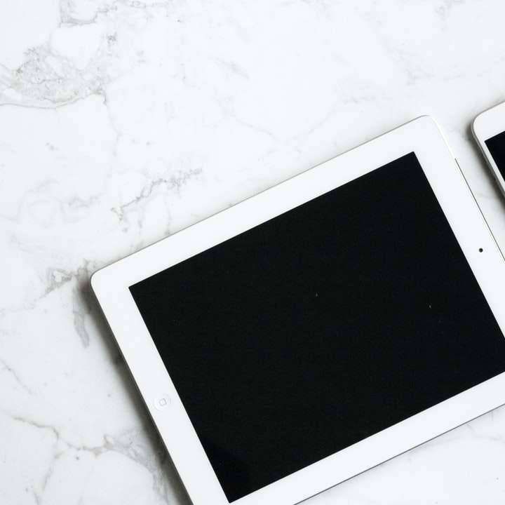 ホワイトiPadとシルバーiPhone6 スライディングパズル・オンライン