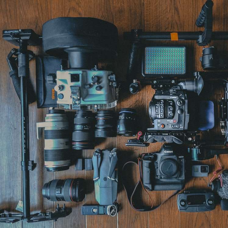 fotografia plana lay de câmeras e equipamentos de câmera puzzle deslizante online