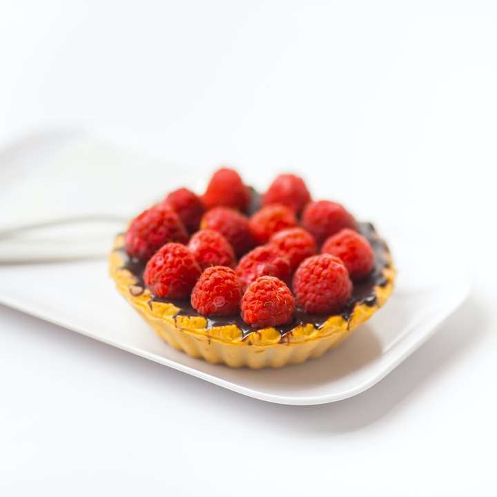 Foto von Schokoladen-Cupcake mit Beeren-Toppings Online-Puzzle