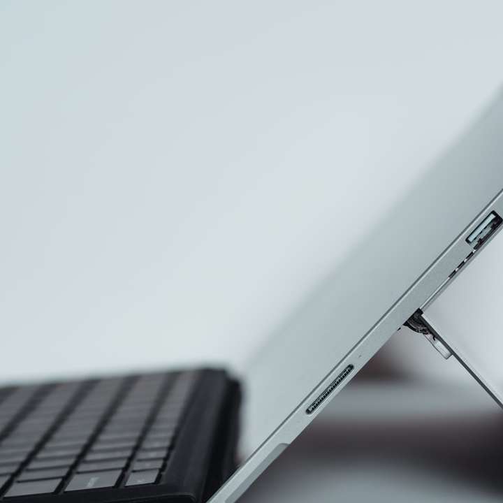 czarny laptop na białym stole puzzle przesuwne online