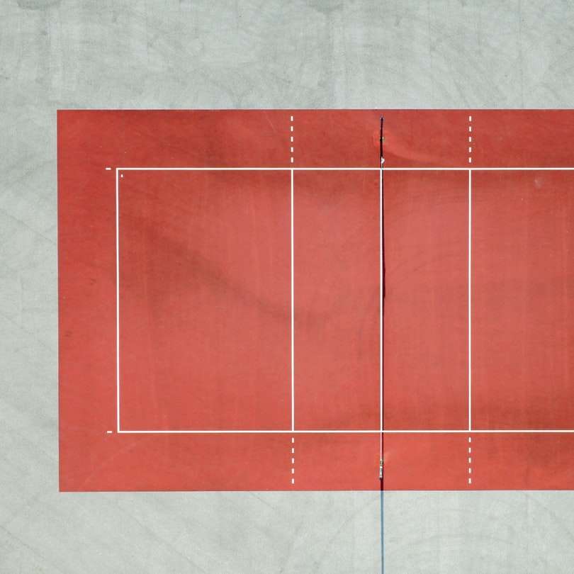 letecký snímek bílé a červené volejbalové hřiště online puzzle