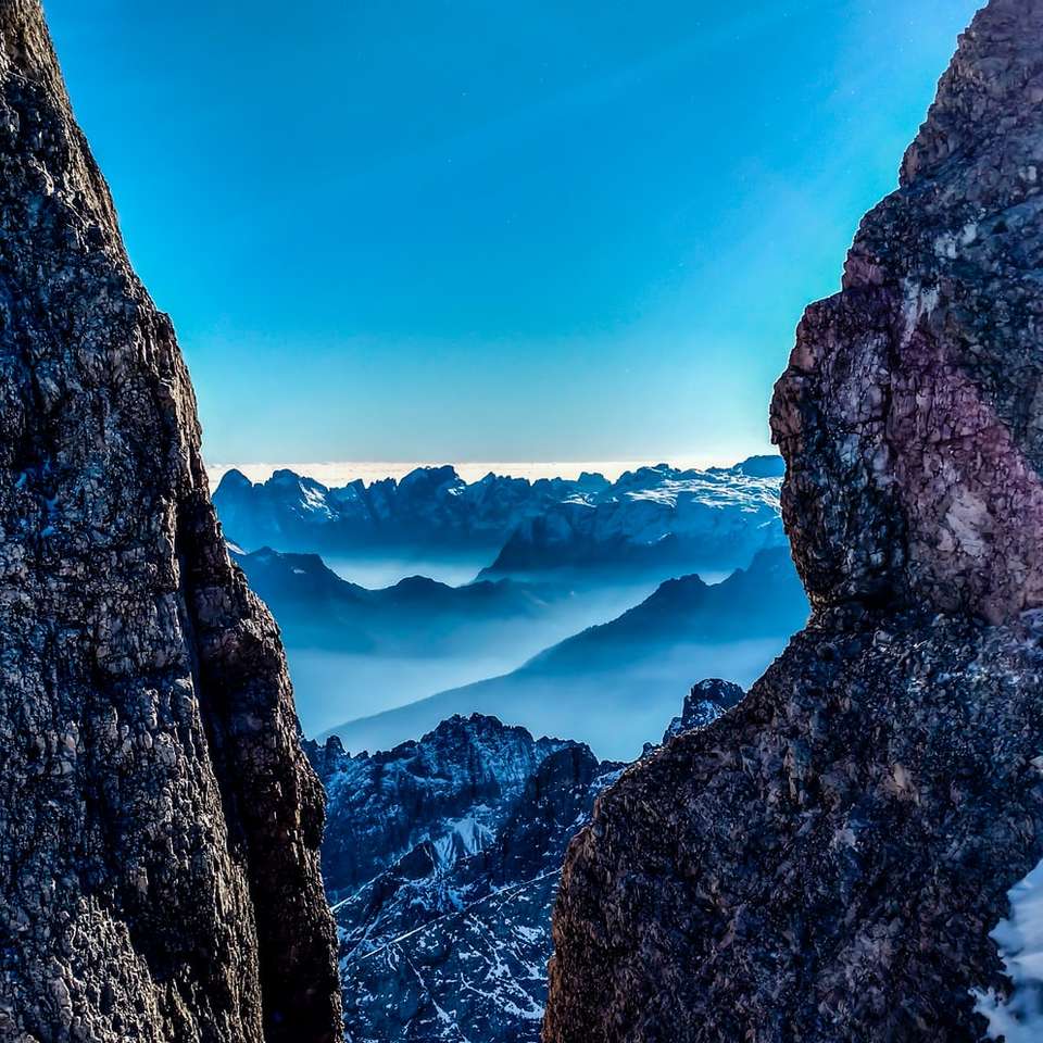 montagne rocciose con nebbia tra la vista del canyon di roccia puzzle online