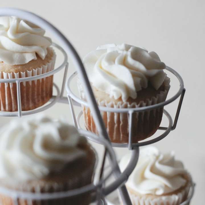 Foto von gebackenen Cupcakes auf weißem Cupcake-Tablett Online-Puzzle