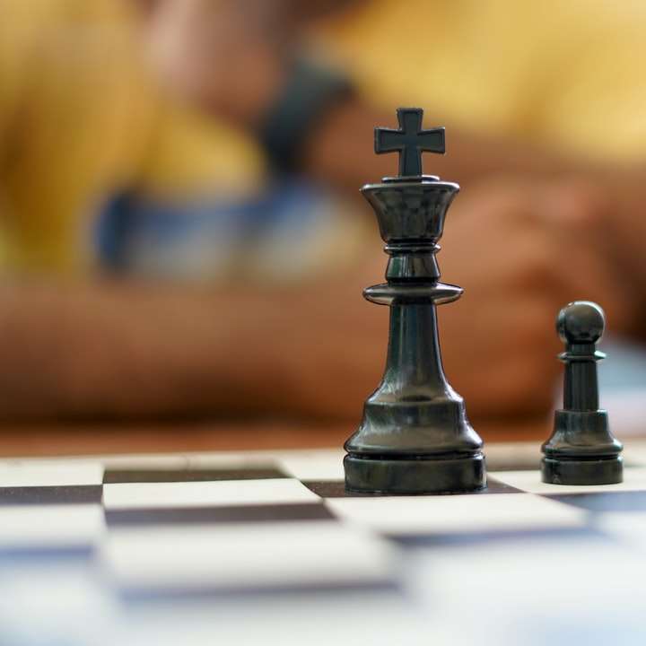 schwarze Schachfigur auf Schachbrett Schiebepuzzle online