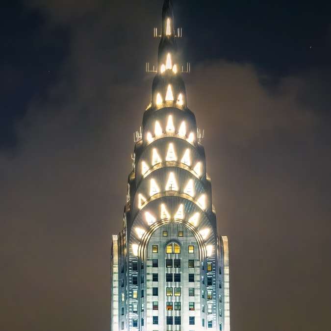 Immeuble de grande hauteur éclairé pendant la nuit puzzle en ligne