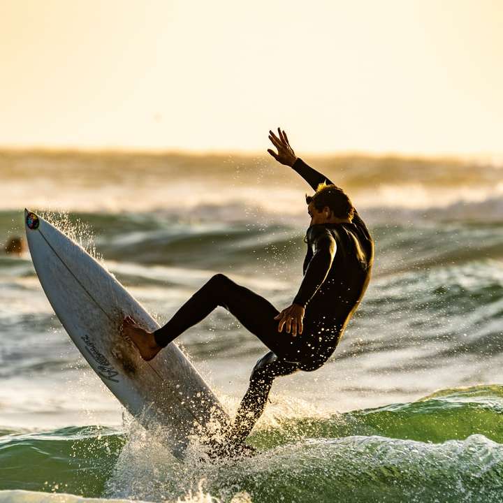 男のサーフィンの浅い焦点の写真 オンラインパズル