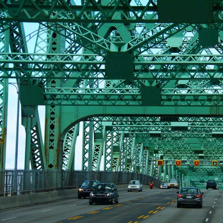 αυτοκίνητα στη γέφυρα online παζλ