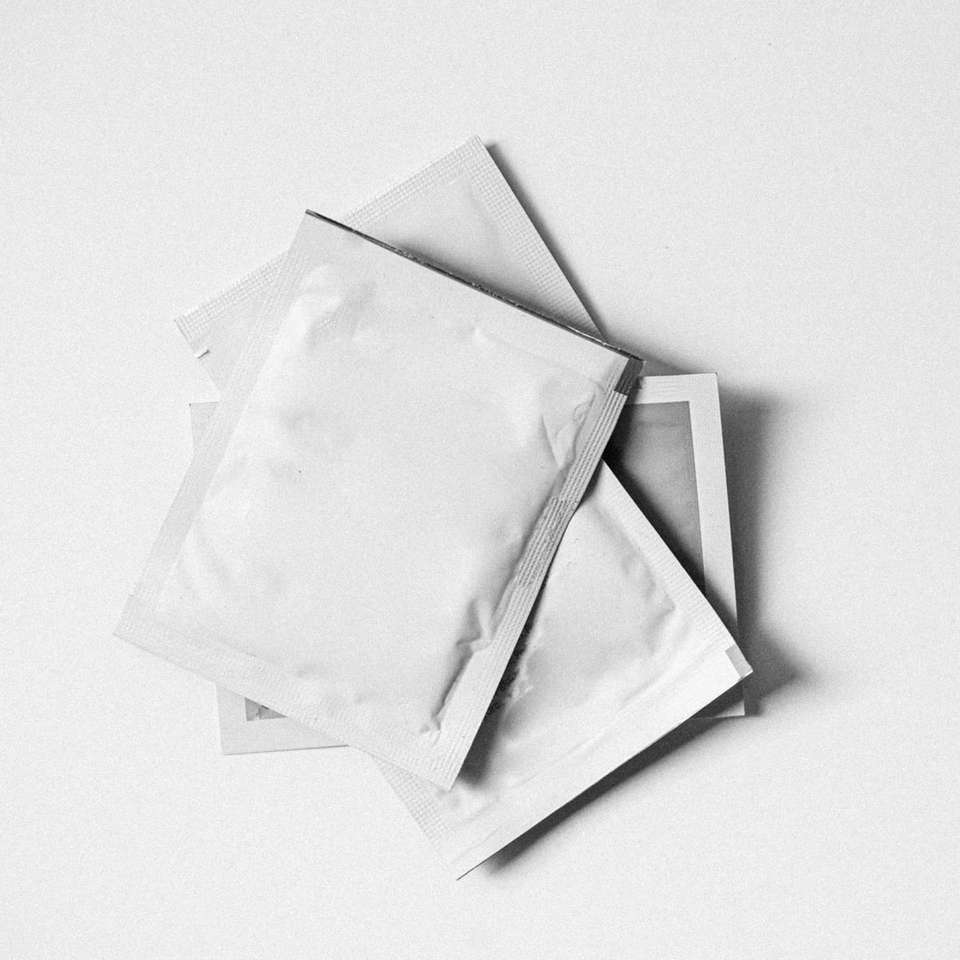 Vitt papper på vit yta glidande pussel online