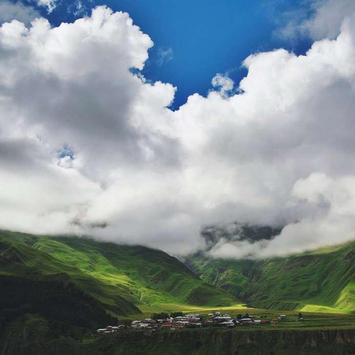 долина под бели облаци плъзгащ се пъзел онлайн