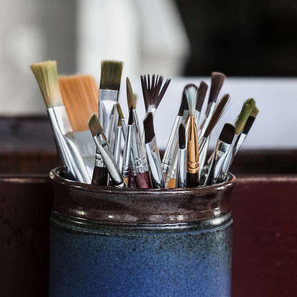 penselen in blauwe container schuifpuzzel online