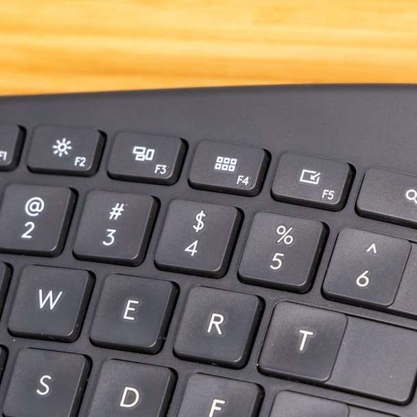 черна компютърна клавиатура на кафява дървена маса онлайн пъзел