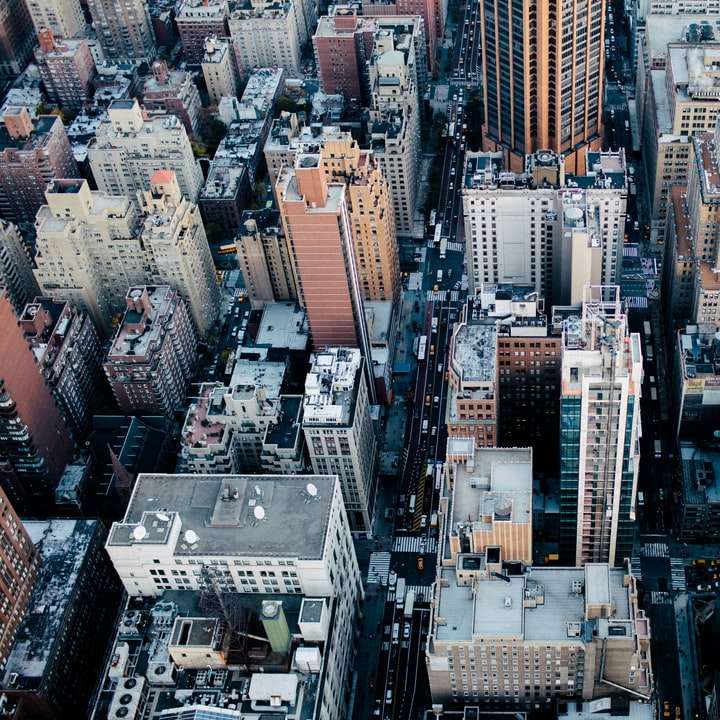 Фотография серых зданий с высоты птичьего полета онлайн-пазл