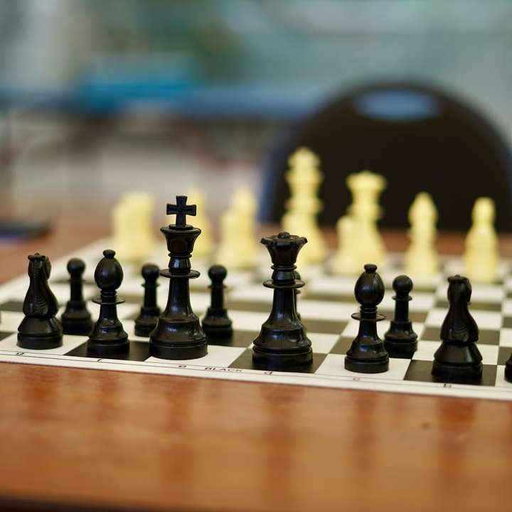 peças de xadrez pretas no tabuleiro de xadrez puzzle online