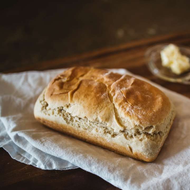 καφέ ψωμί σε λευκό ύφασμα συρόμενο παζλ online