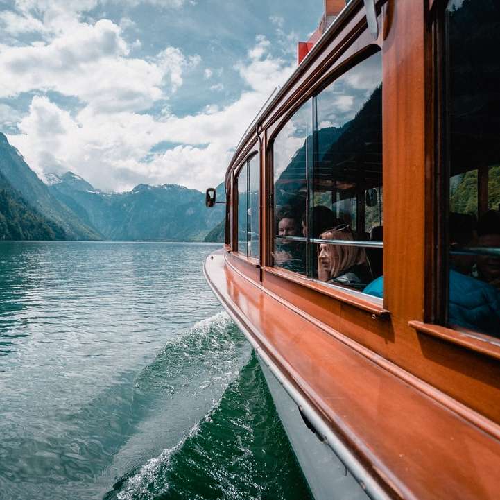 brun båt på en vattenmassa under dagtid glidande pussel online