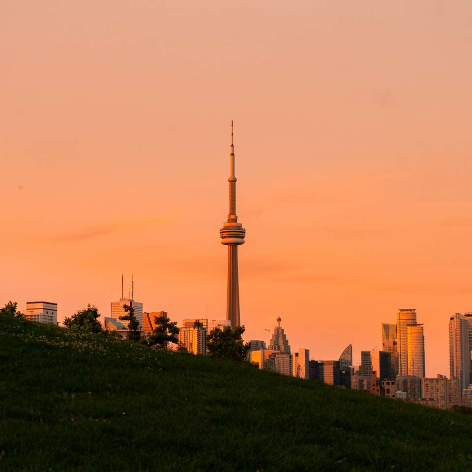 skyline della città durante il tramonto con cielo giallo puzzle scorrevole online