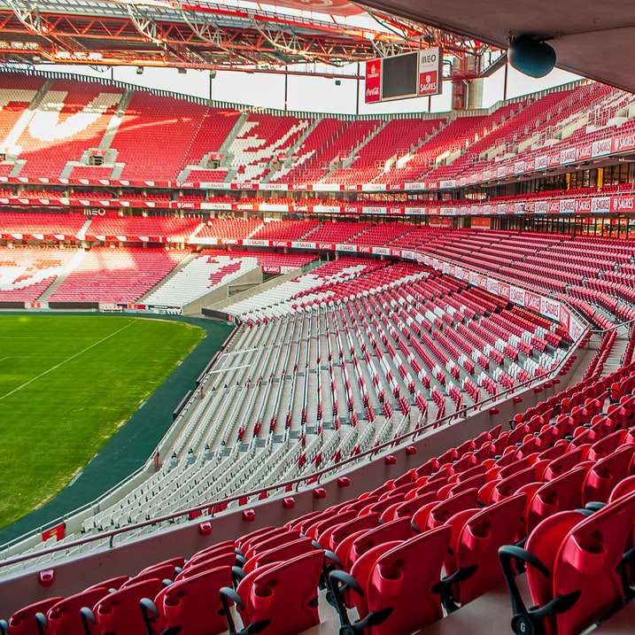 vitt och rött stadionfoto på dagtid glidande pussel online