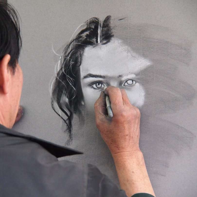 мужчина делает зарисовки портрета женщины онлайн-пазл