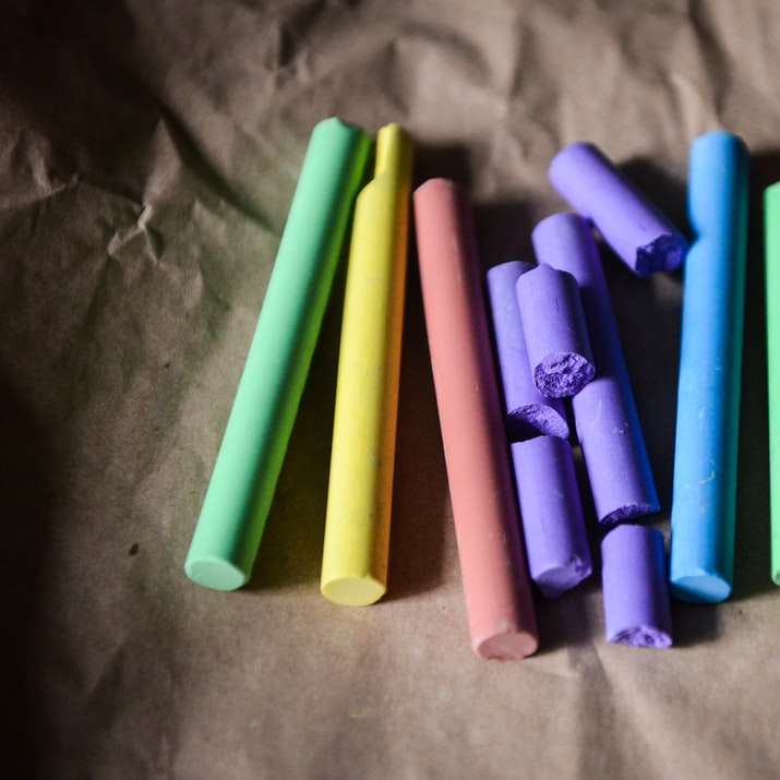 седем различни цвята тебешир сива повърхност онлайн пъзел