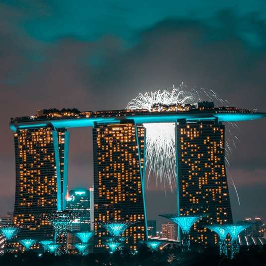 San Marina Bay Sands, Singapur bei Nacht Schiebepuzzle online