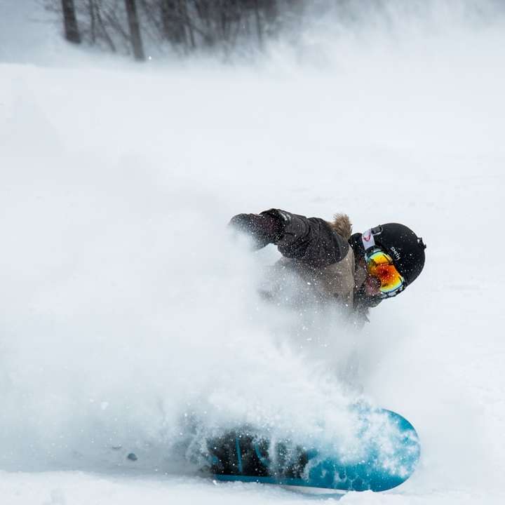 мъж, каращ сноуборд през деня плъзгащ се пъзел онлайн